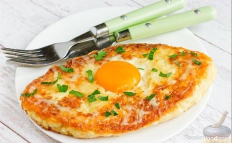 Ленивая радость: как быстро приготовить хачапури по-аджарски на сковороде