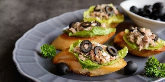 Бутерброды с тунцом и маслинами
