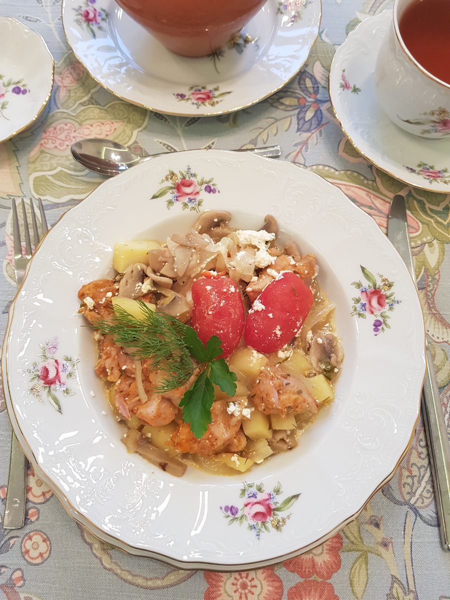 Неповторимая курица с картофелем и грибами в горшочках