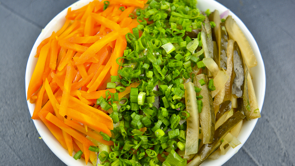 Сытный картофельный салат с оригинальной заправкой, который стоит попробовать