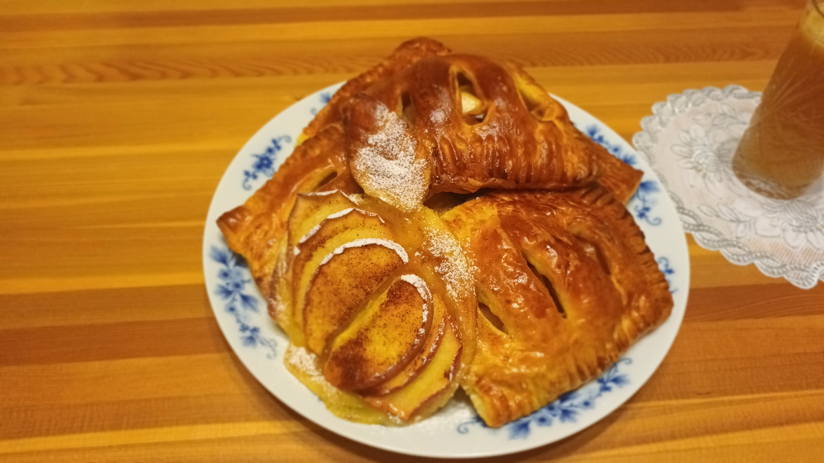 Слоеные яблочные слойки: кулинарный шедевр за считанные минуты