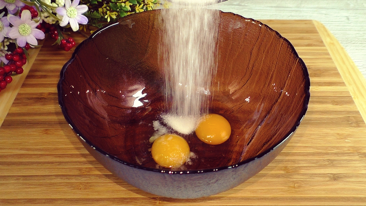 Сладкий заливной пирог на горячем молоке: быстро, просто и вкусно