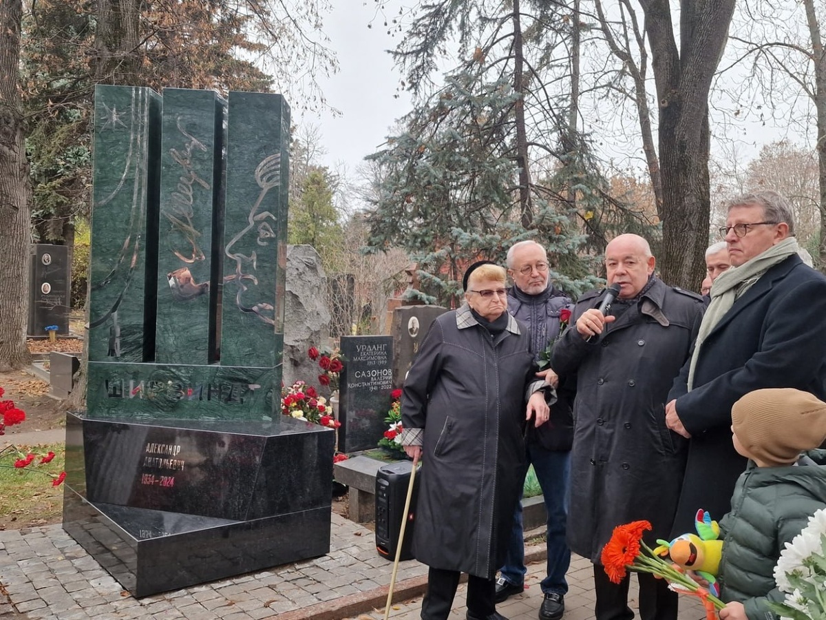 На Новодевичьем кладбище открыли памятник Александру Ширвиндту: трогательные воспоминания друзей