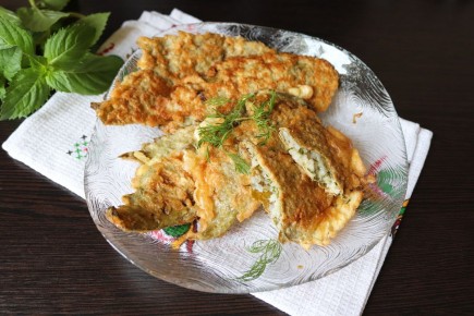 Легкие чебуреки из виноградных листьев с рисом, сыром и укропом