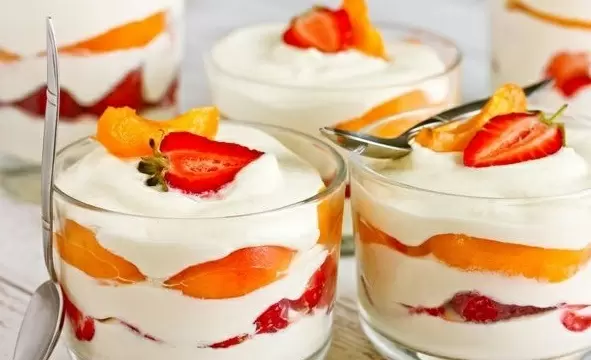 Нежный творожный десерт с клубникой и абрикосами: идеальное лакомство для лета