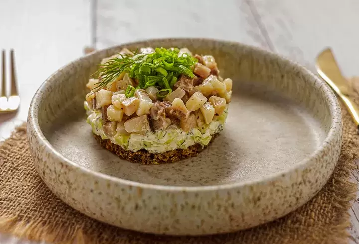 Сельдь на столе: как создать изысканный тартар с огурцами и укропом