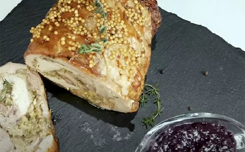 Мясной рулет с грибами и сыром: кухня, которую оценит каждый