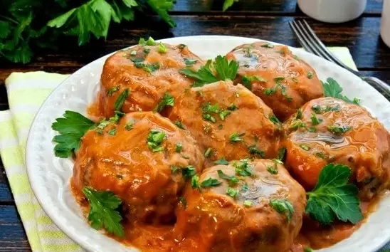 Необычные тефтели: куриная печень в сметанно-томатном соусе с сыром и рисом