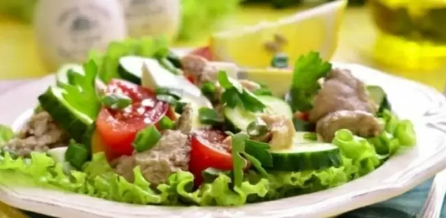 Салат с печенью трески: быстро, вкусно и ярко