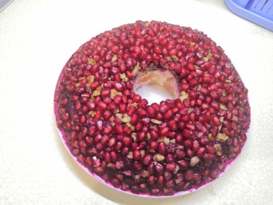 Почему Гранатовый браслет — обязательное угощение на Новый год