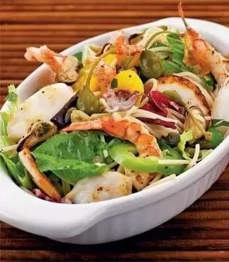 Сочный морской салат со спагетти, который удивит вас