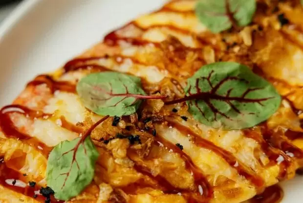 Чудо на завтрак: сырный омлет с пепперони