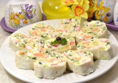 Вкусный рулет из лаваша с лососем и крабовыми палочками