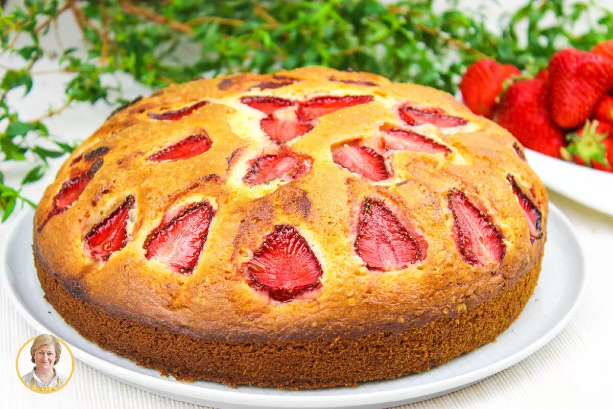 Летний десерт: воздушный пирог с клубникой на скорую руку