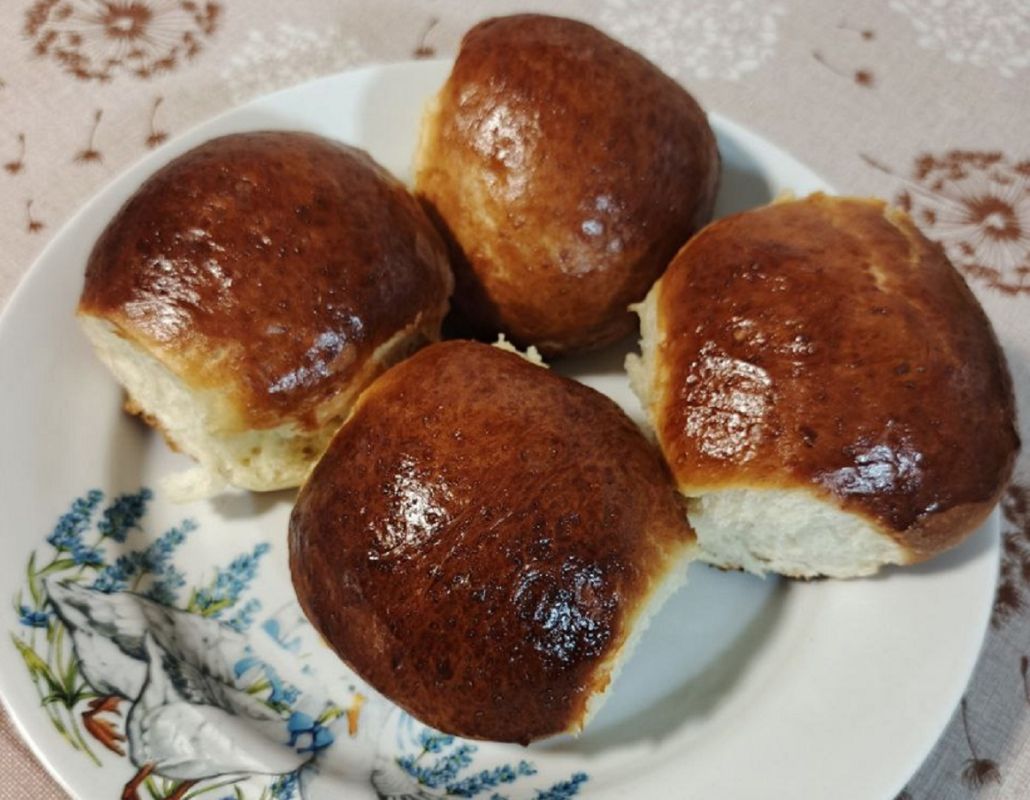 Как испечь пышные булочки с молоком и дрожжами